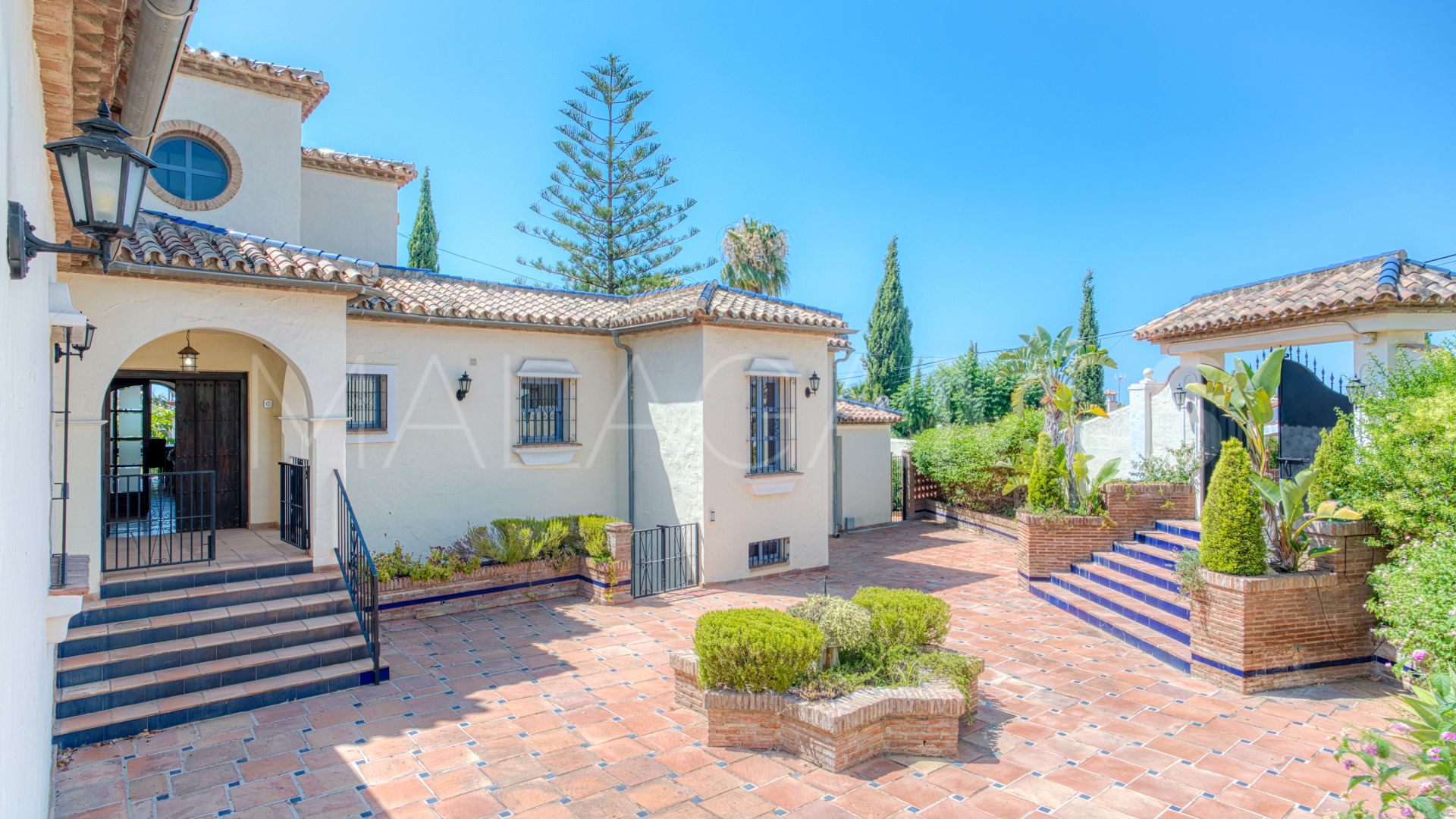 Villa for sale in Estepona Hills