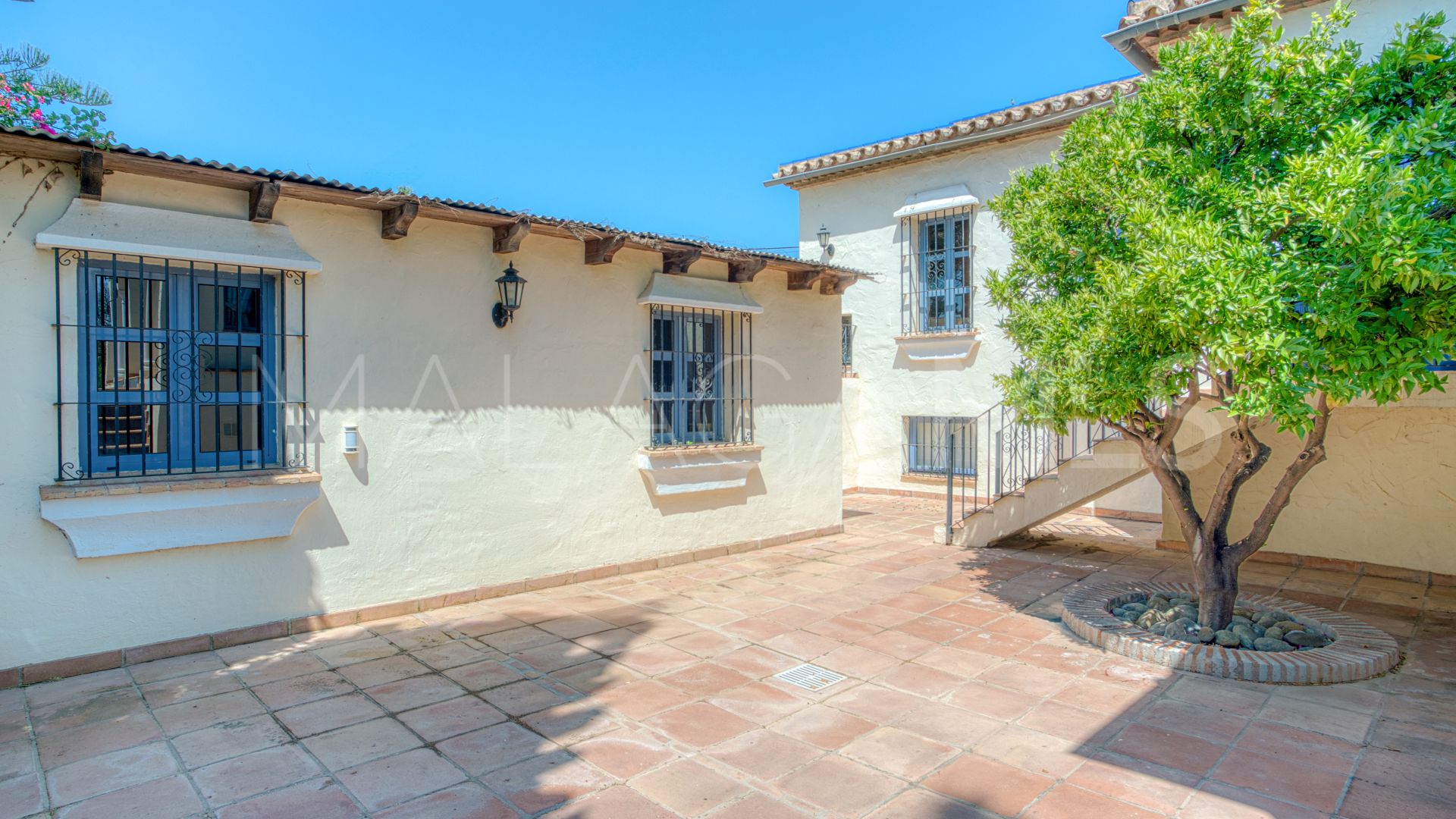 Villa for sale in Estepona Hills
