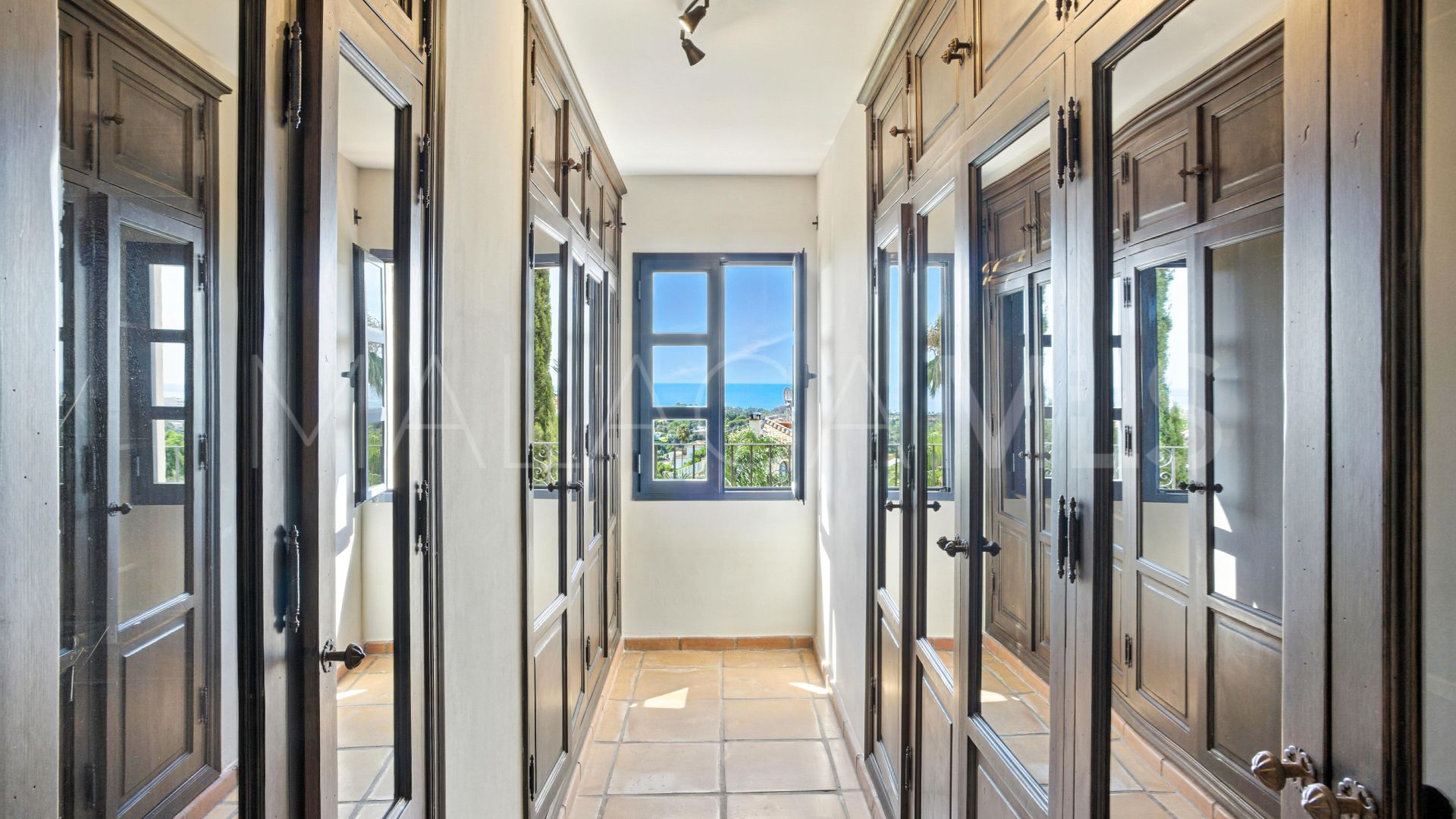 Villa for sale in Estepona Hills