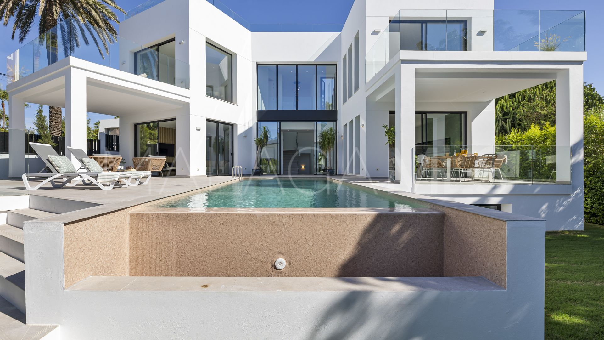 5 bedrooms villa for sale in Marbesa