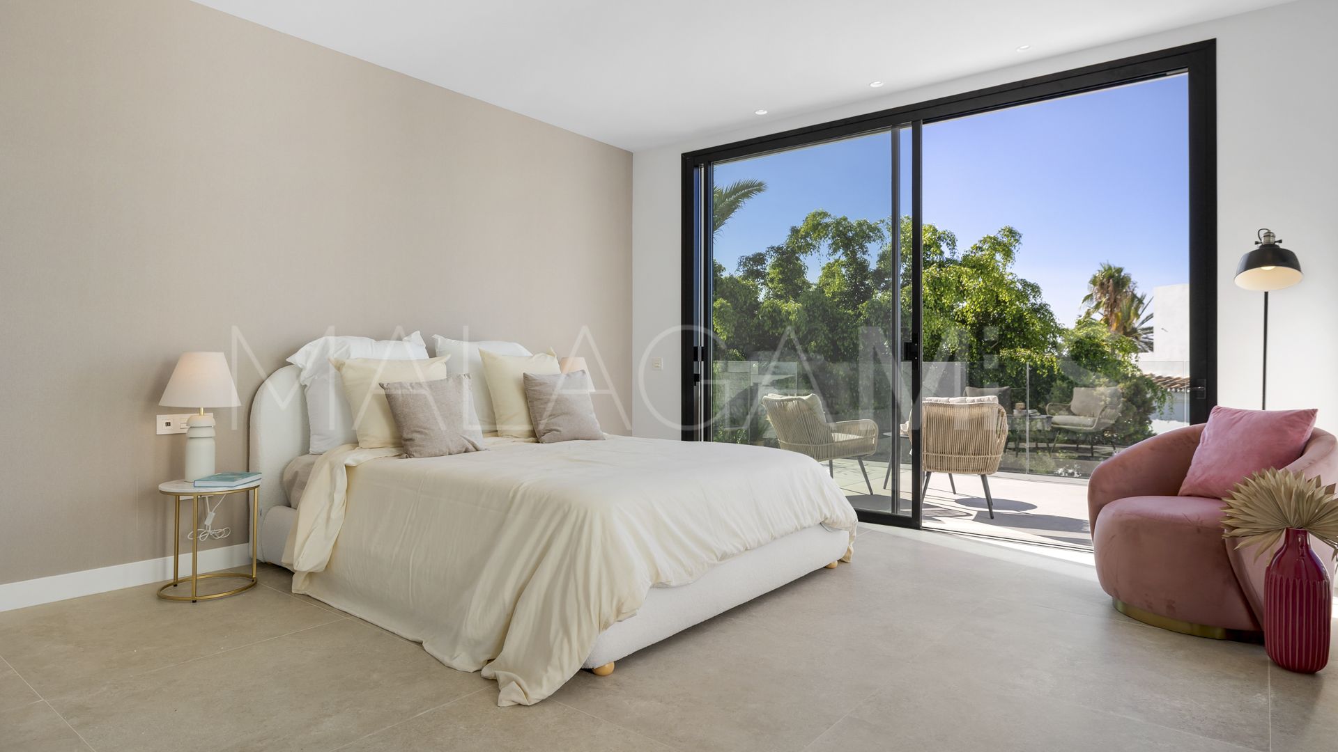 5 bedrooms villa for sale in Marbesa