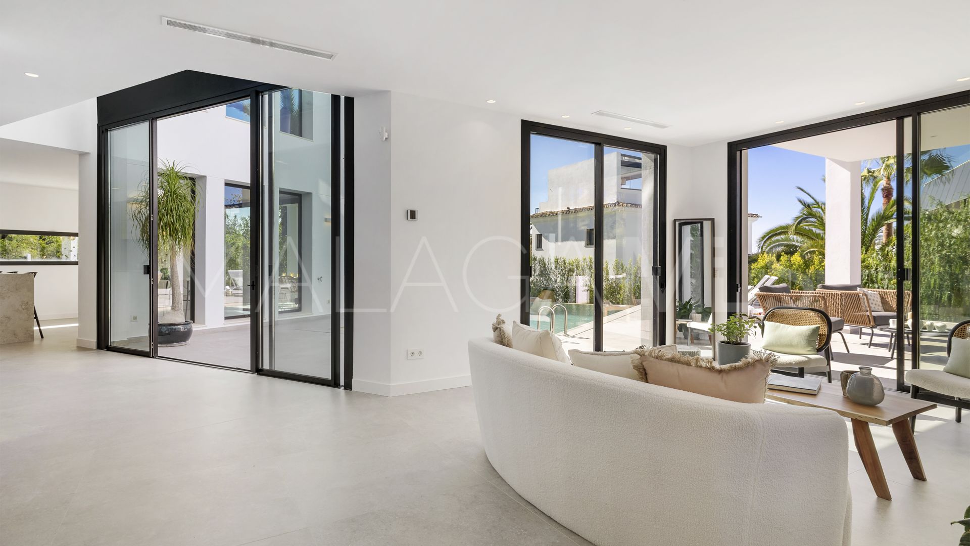 5 bedrooms villa for sale in Marbesa
