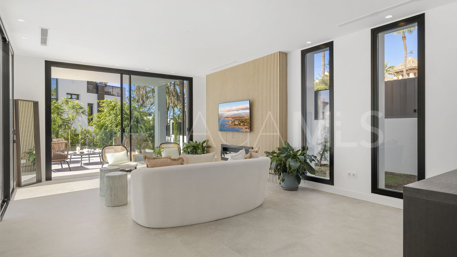 5 bedrooms villa for sale in Marbesa