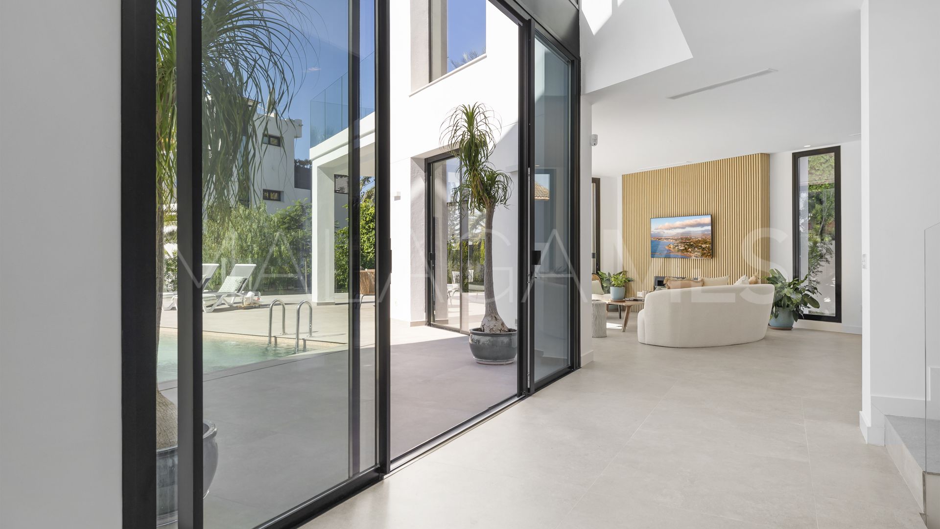 5 bedrooms villa for sale in Marbesa