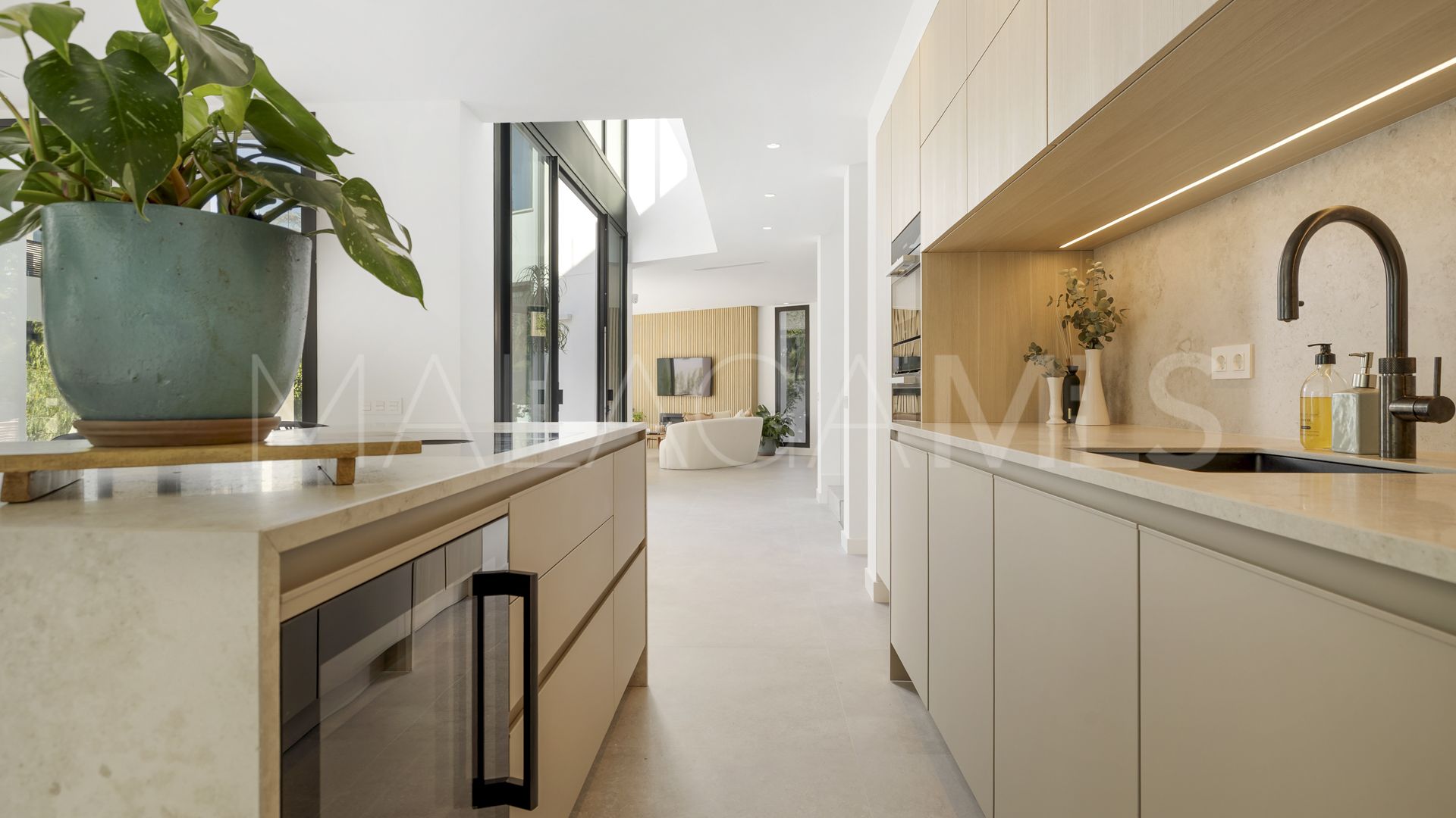 5 bedrooms villa for sale in Marbesa
