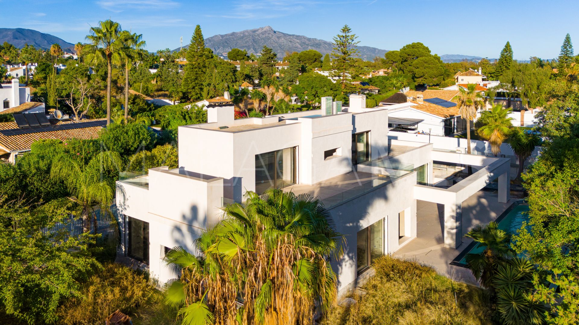 Villa for sale in Guadalmina Baja with 4 bedrooms
