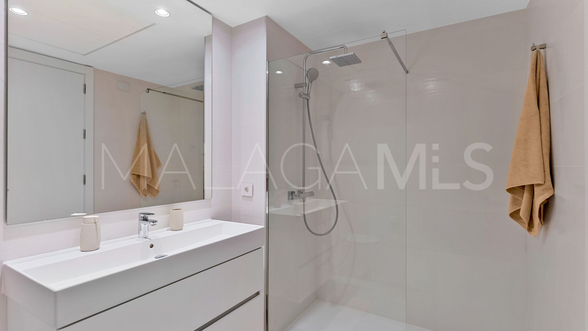 Apartamento planta baja a la venta in Estepona Este