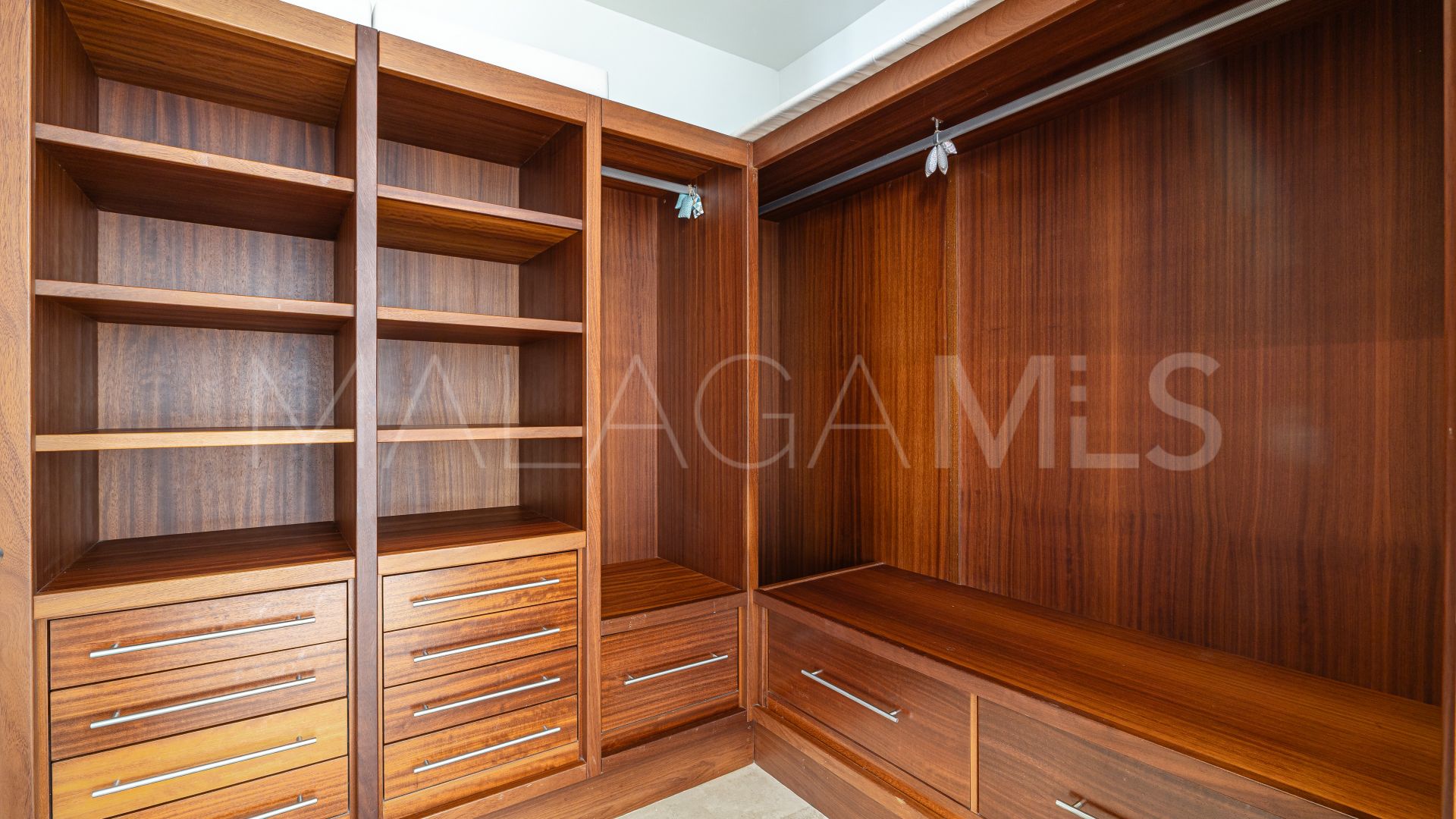 For sale villa with 4 bedrooms in Finca Cortesin