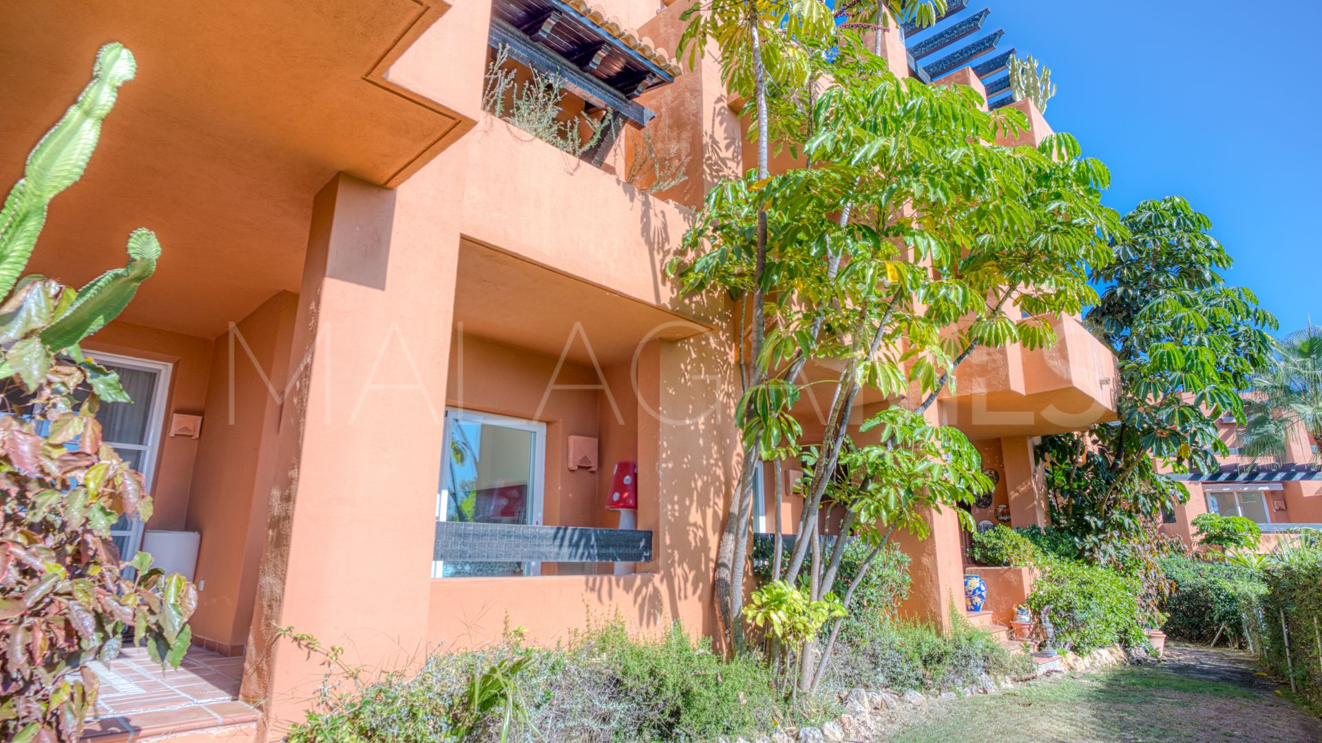 Apartamento planta baja with 2 bedrooms for sale in Alminar de Marbella