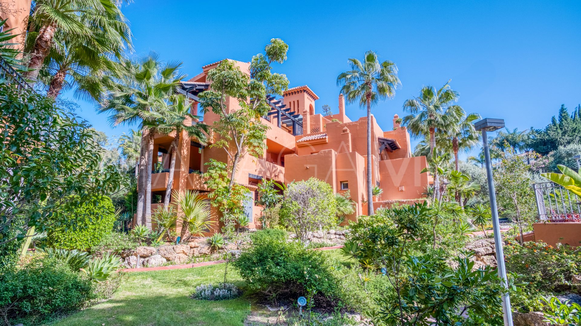 Apartamento planta baja with 2 bedrooms for sale in Alminar de Marbella