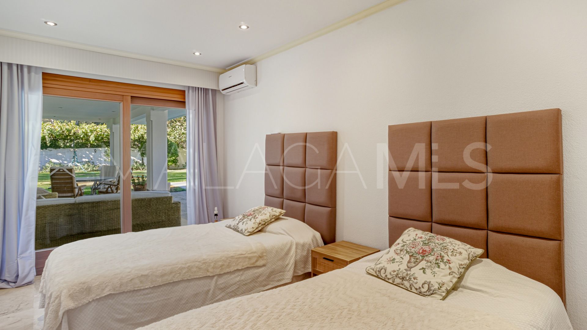 Villa for sale in New Golden Mile with 5 bedrooms