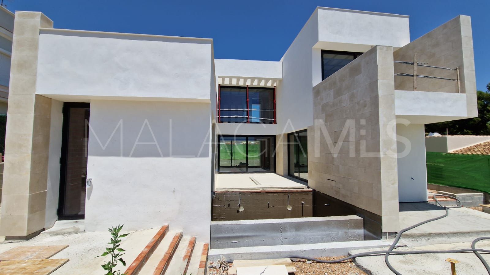 For sale villa in Nueva Andalucia with 4 bedrooms