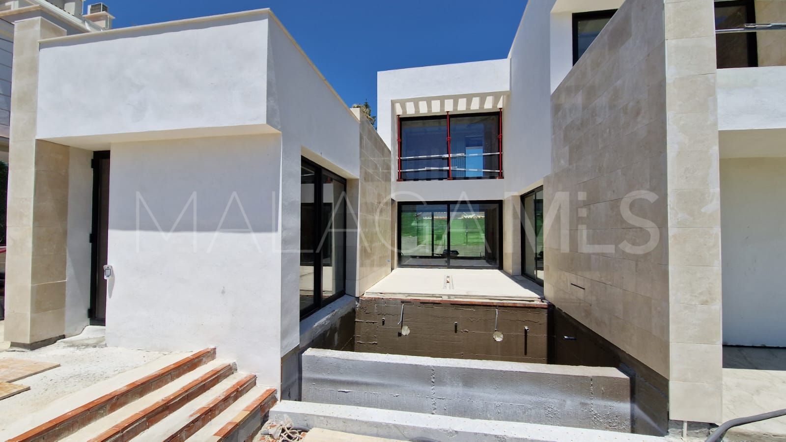 For sale villa in Nueva Andalucia with 4 bedrooms