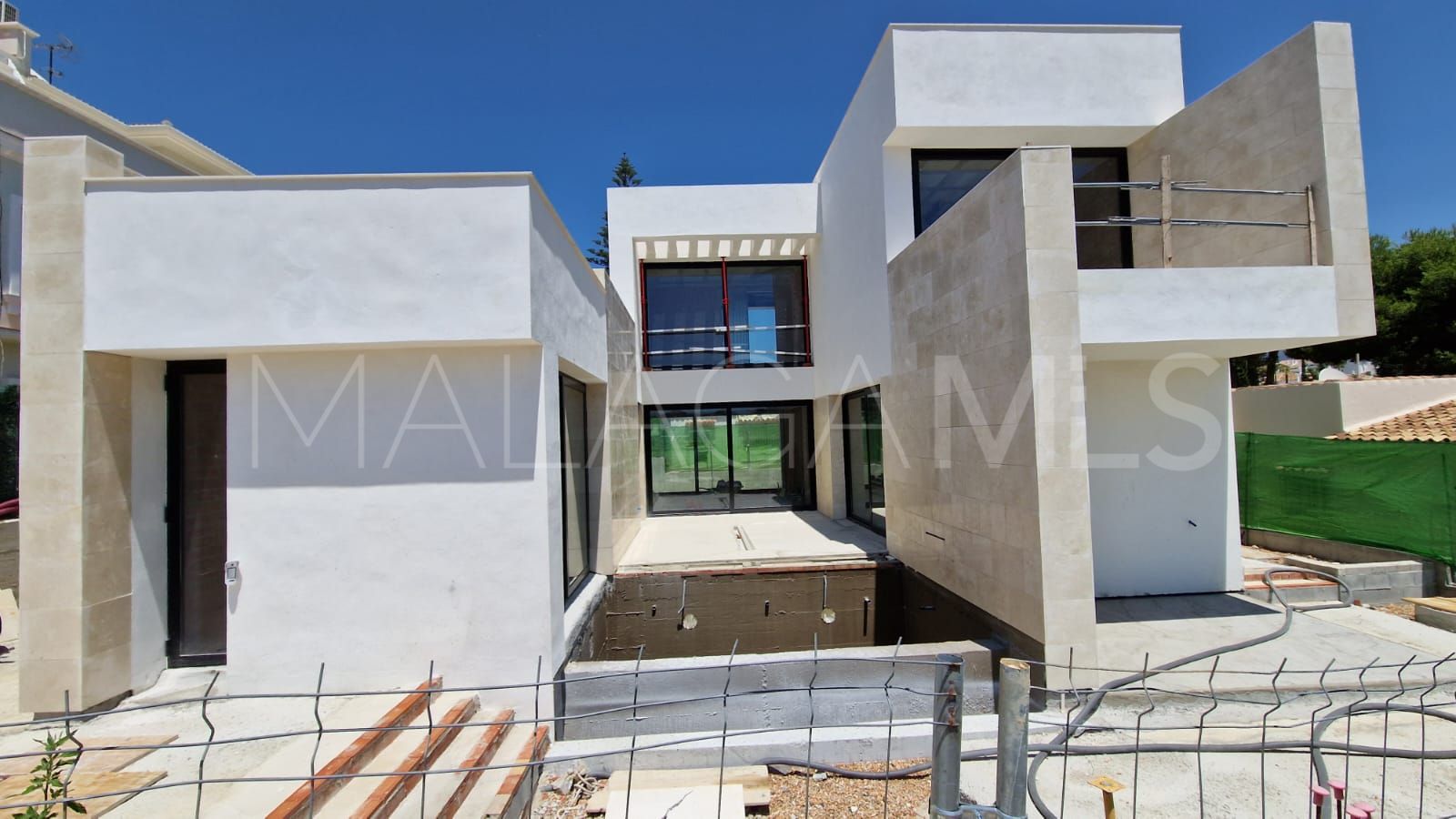 For sale villa in Nueva Andalucia with 4 bedrooms