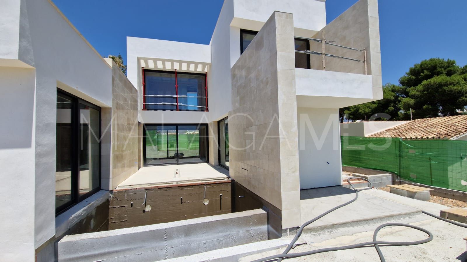 For sale villa in Nueva Andalucia with 4 bedrooms