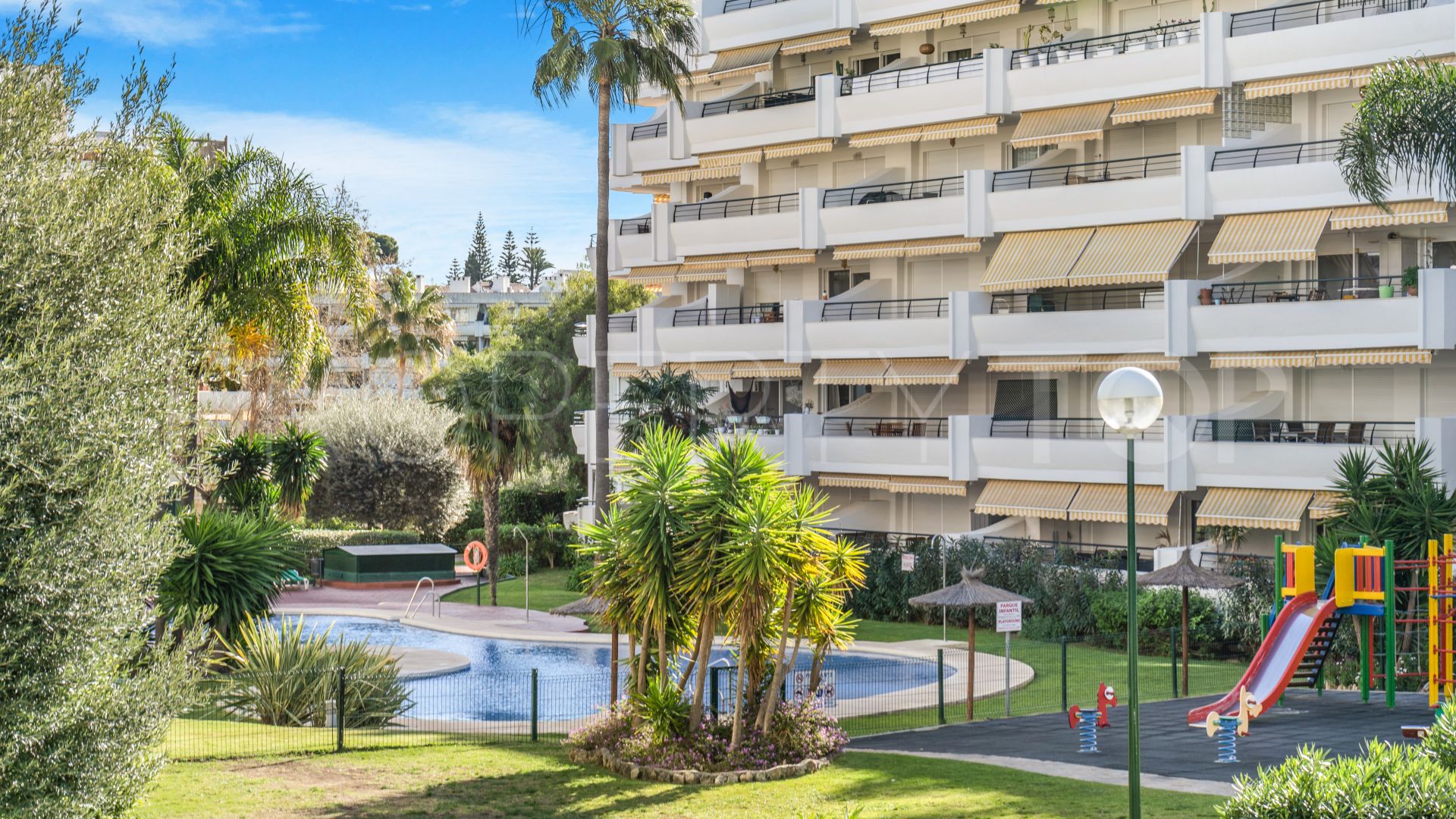 Apartamento de 3 dormitorios en venta en Campos de Guadalmina