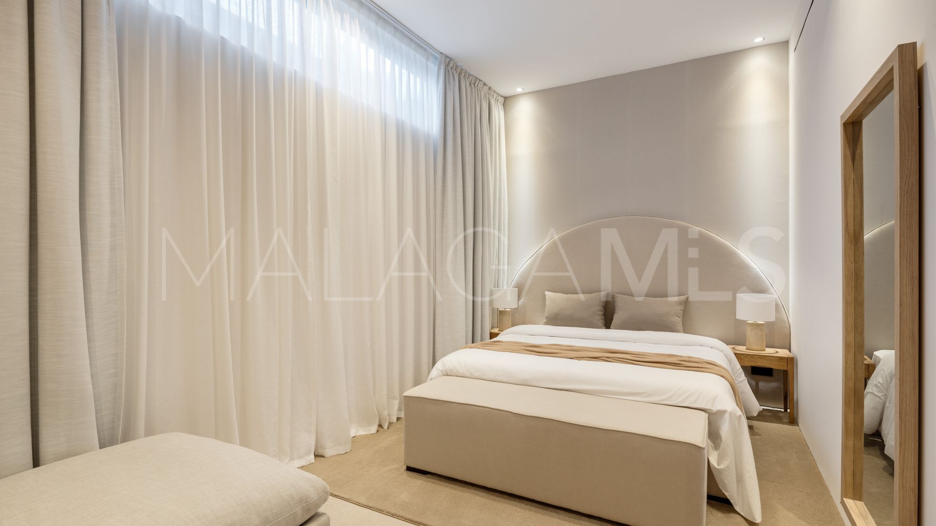 Villa for sale in Nueva Andalucia