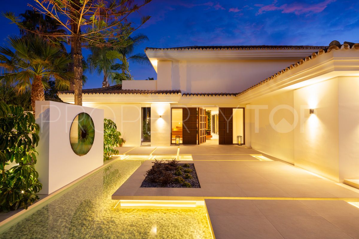 Villa for sale in Nueva Andalucia