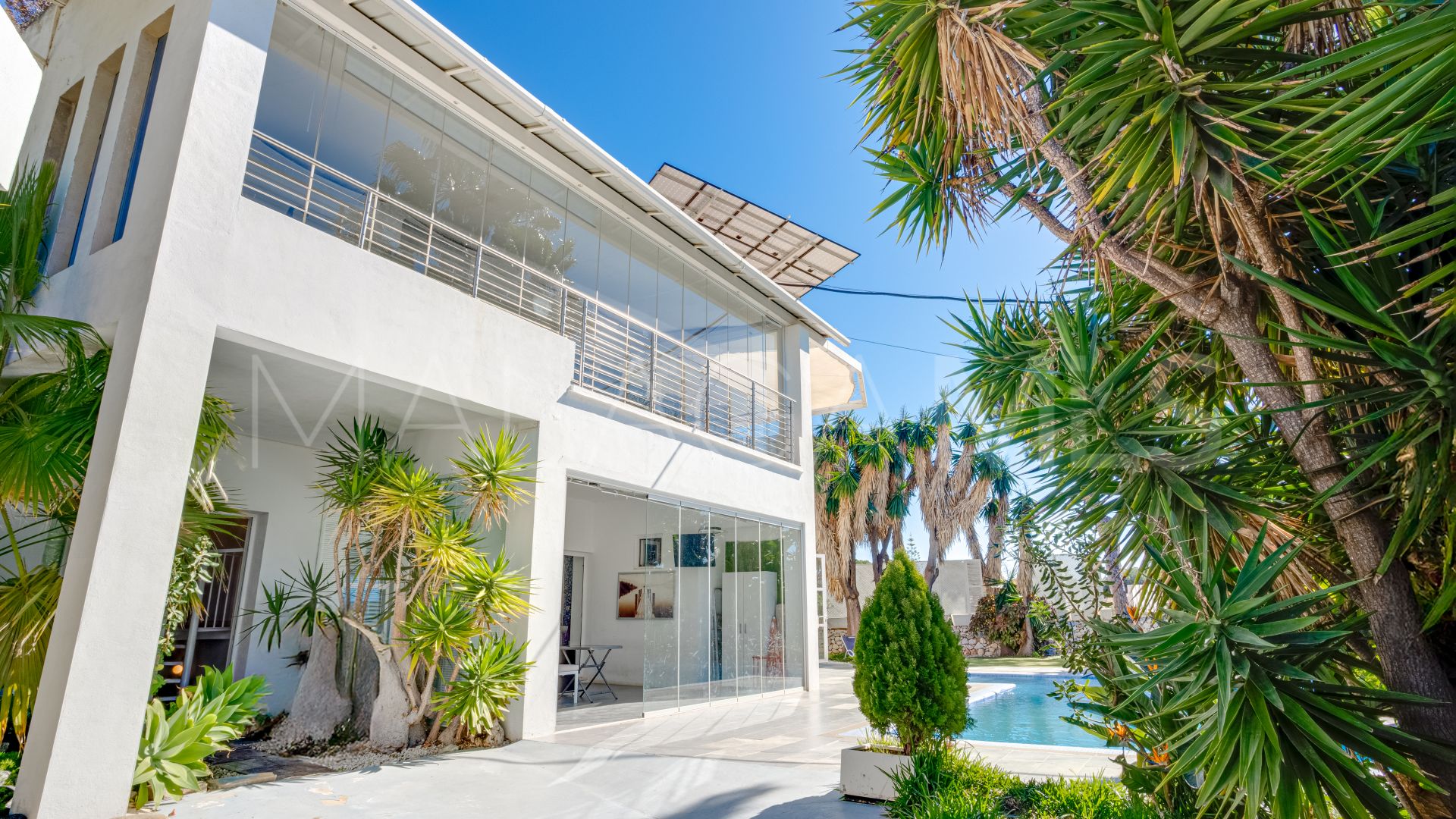 Villa for sale in Elviria