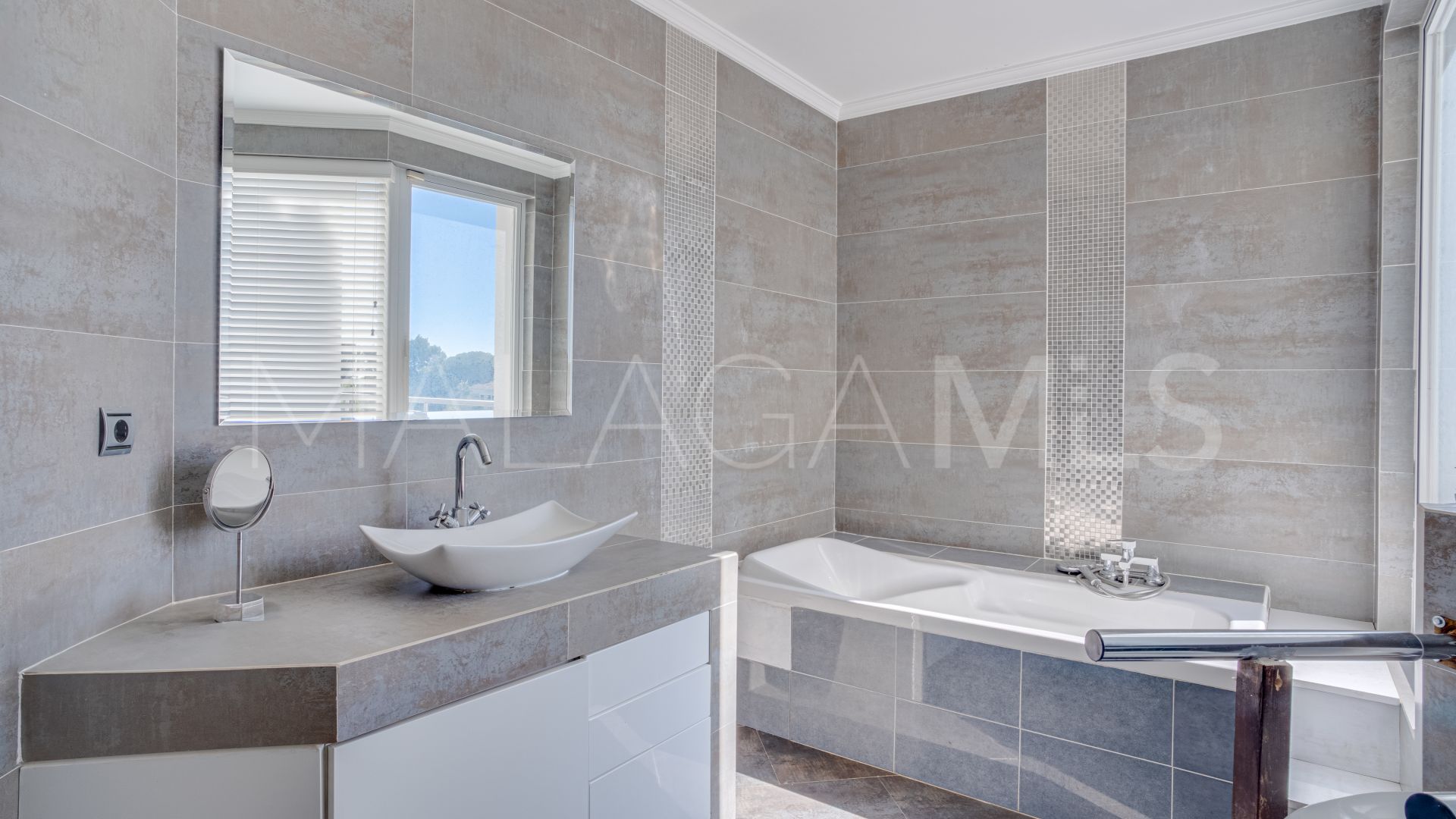 Villa for sale in Elviria