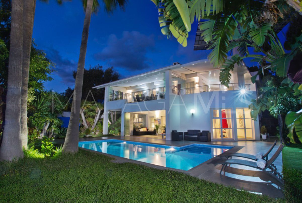 Villa for sale in Elviria