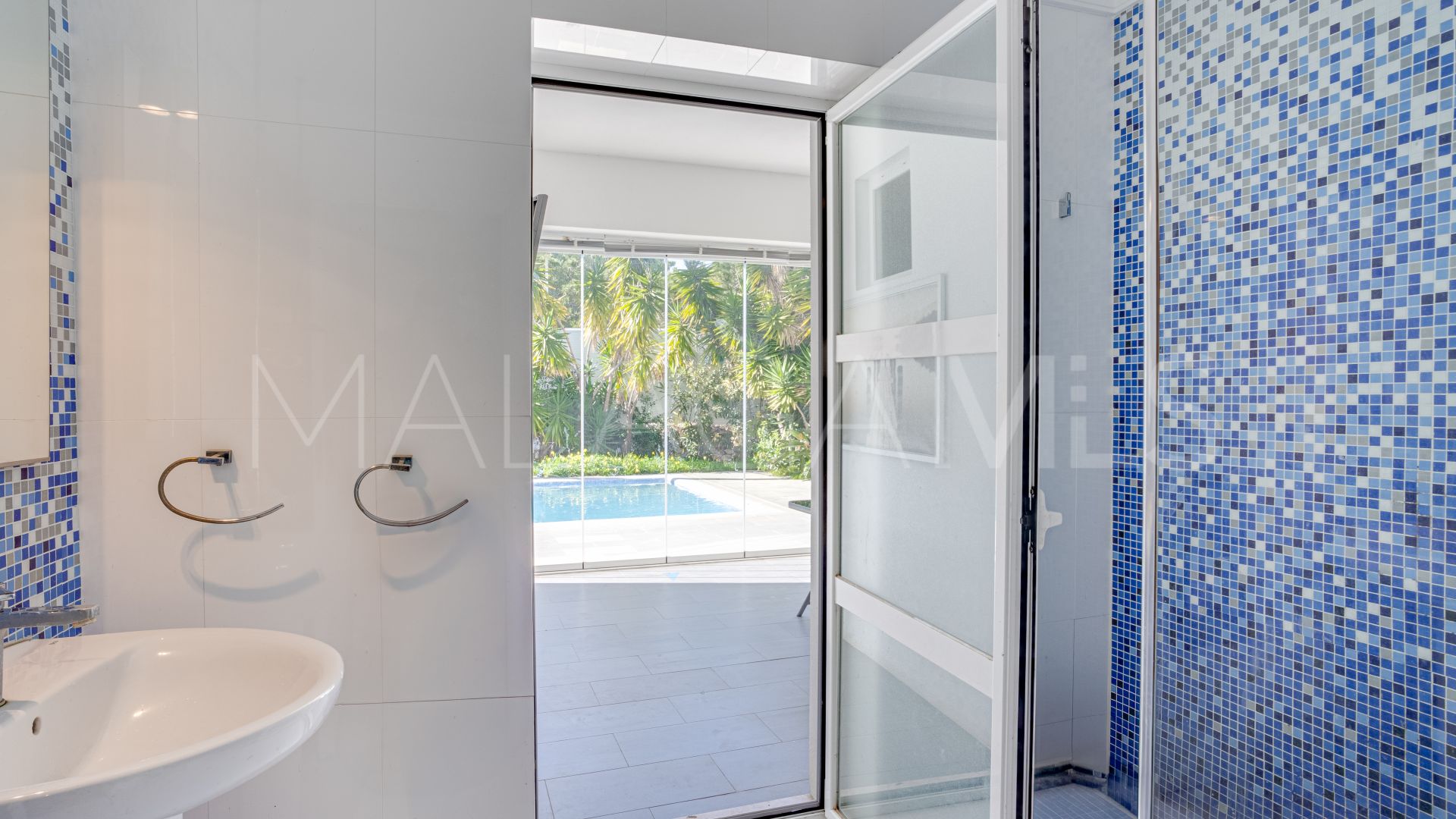 Villa for sale in Elviria