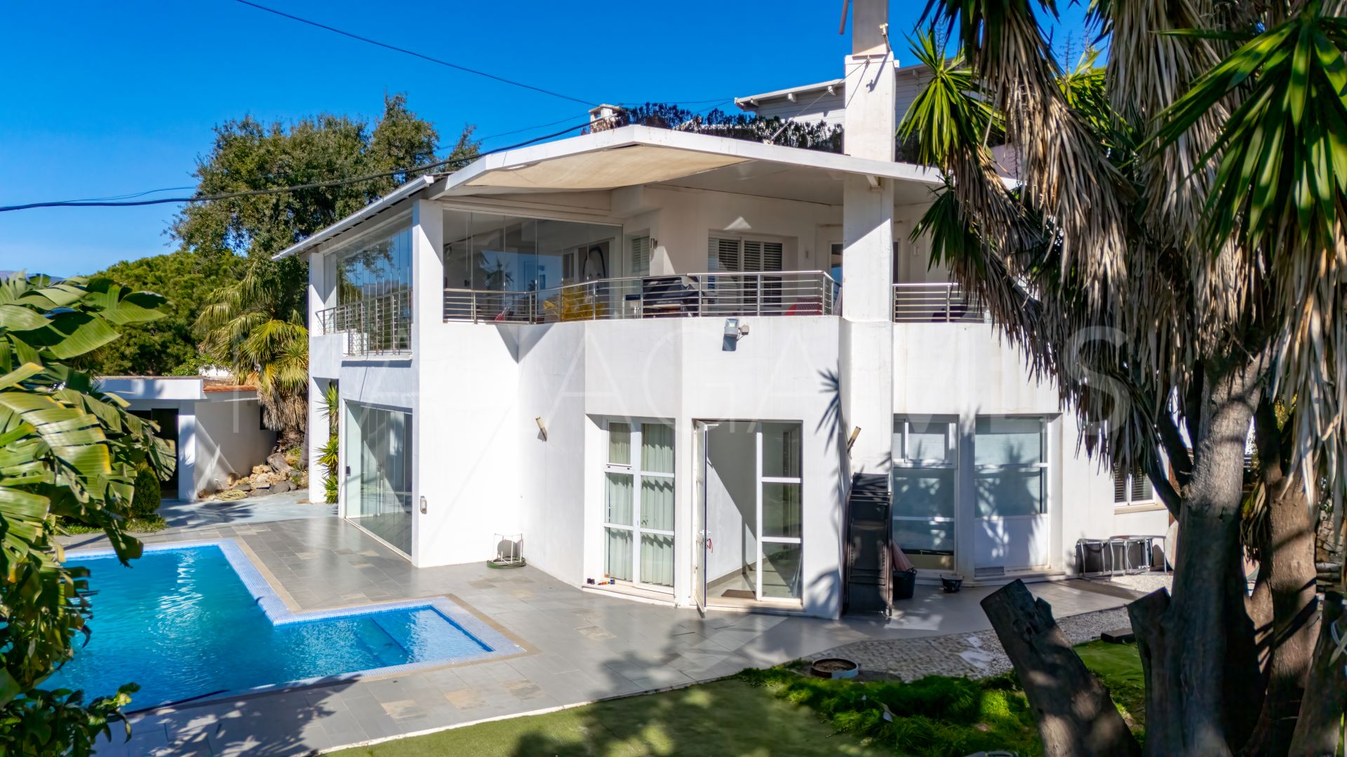 Villa for sale in Elviria
