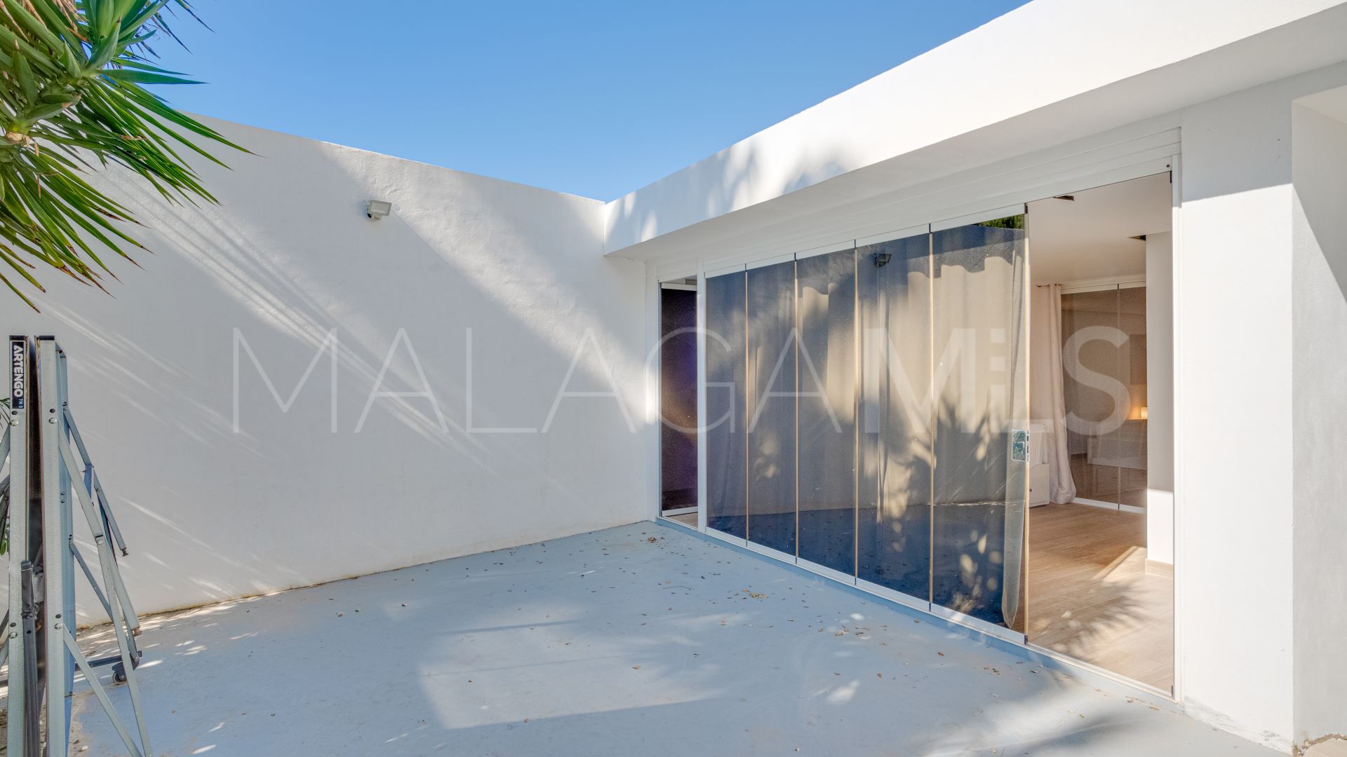 Villa for sale in Elviria
