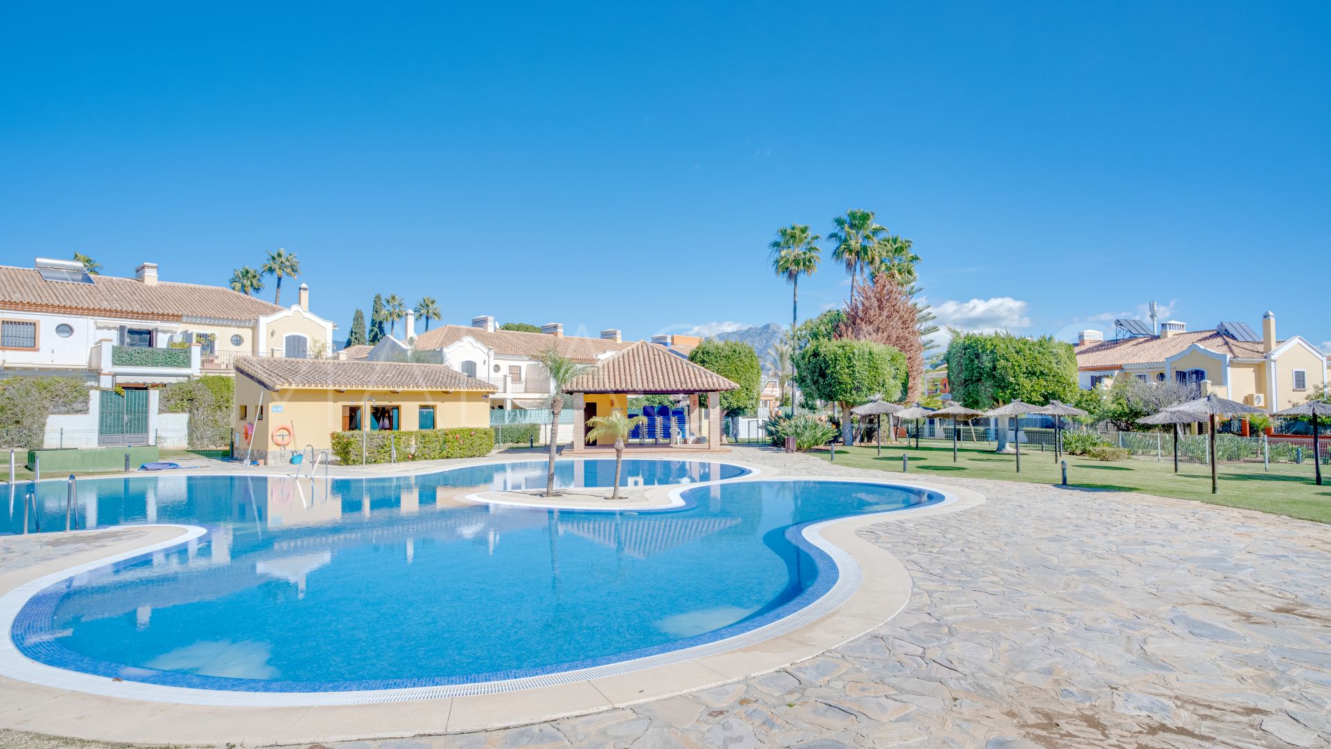 Maison de ville for sale in Guadalmina Alta
