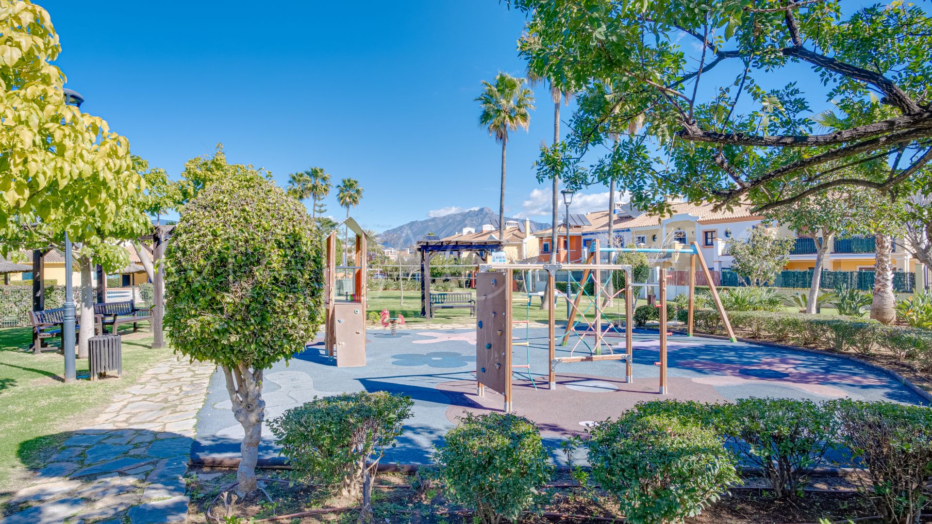 Maison de ville for sale in Guadalmina Alta