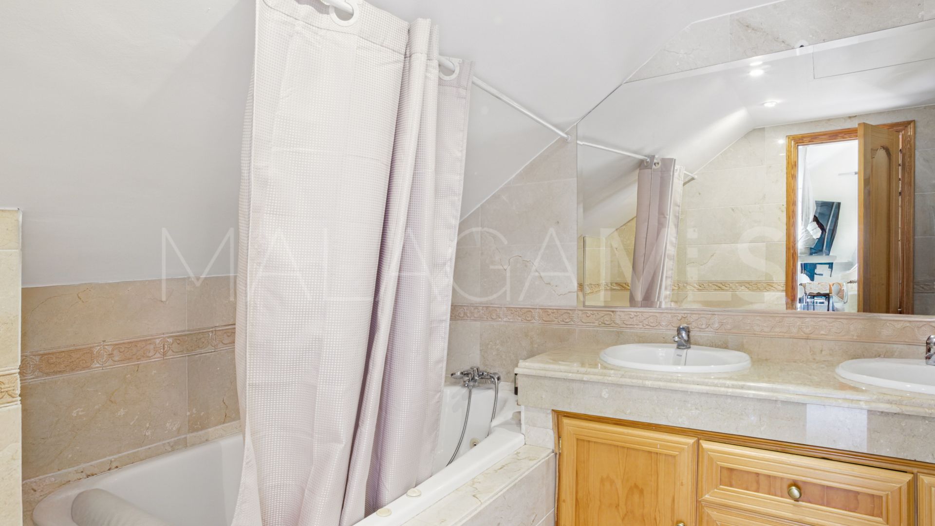 Zweistöckiges penthouse for sale in Los Pinos de Aloha