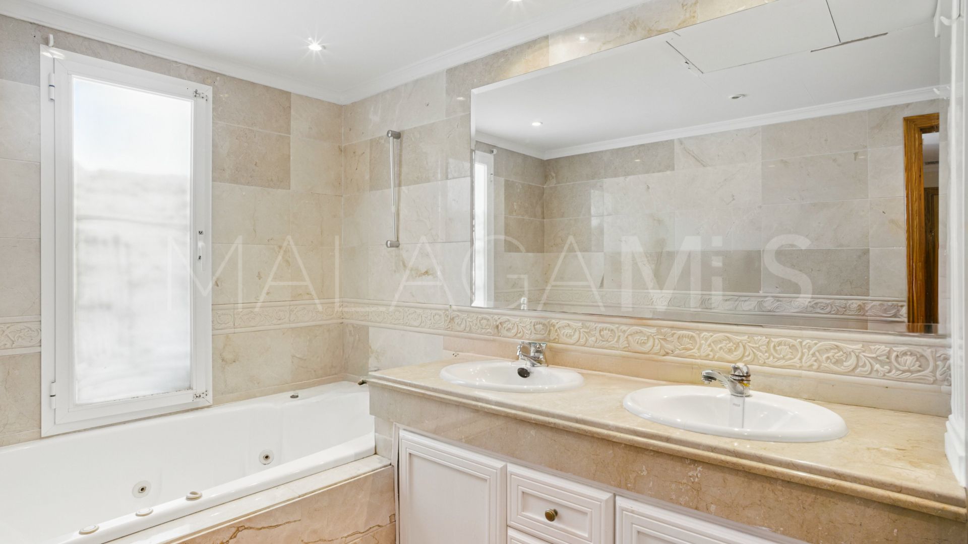 Zweistöckiges penthouse for sale in Los Pinos de Aloha