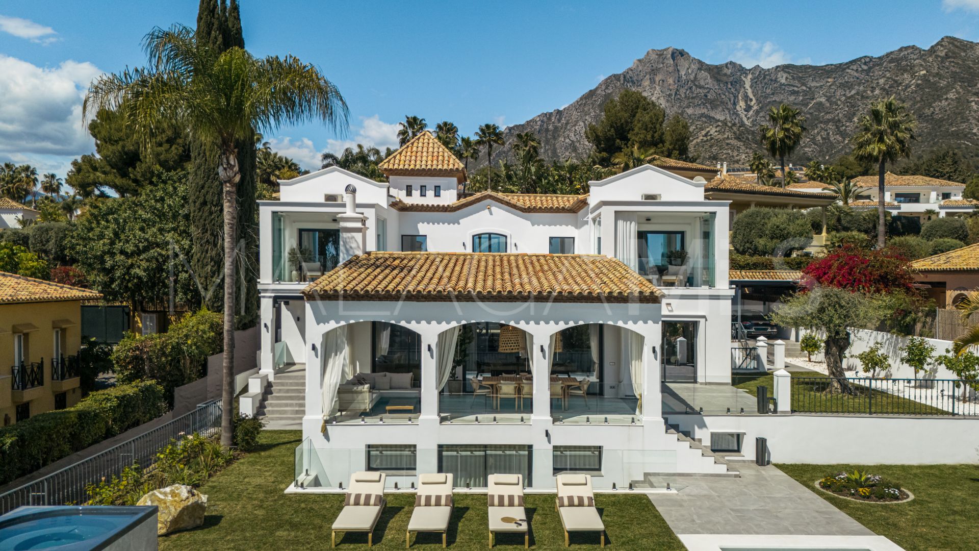Villa for sale in Altos Reales