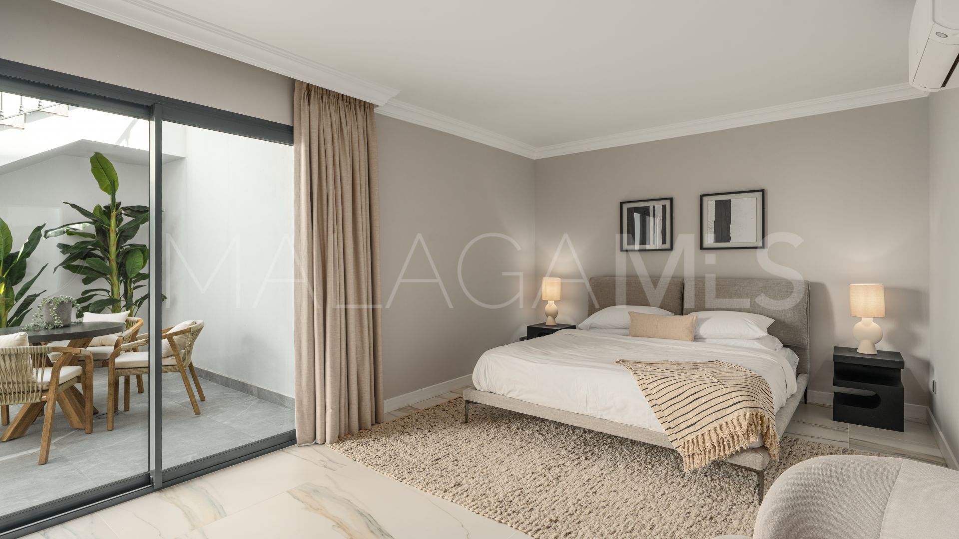 Villa for sale in Altos Reales