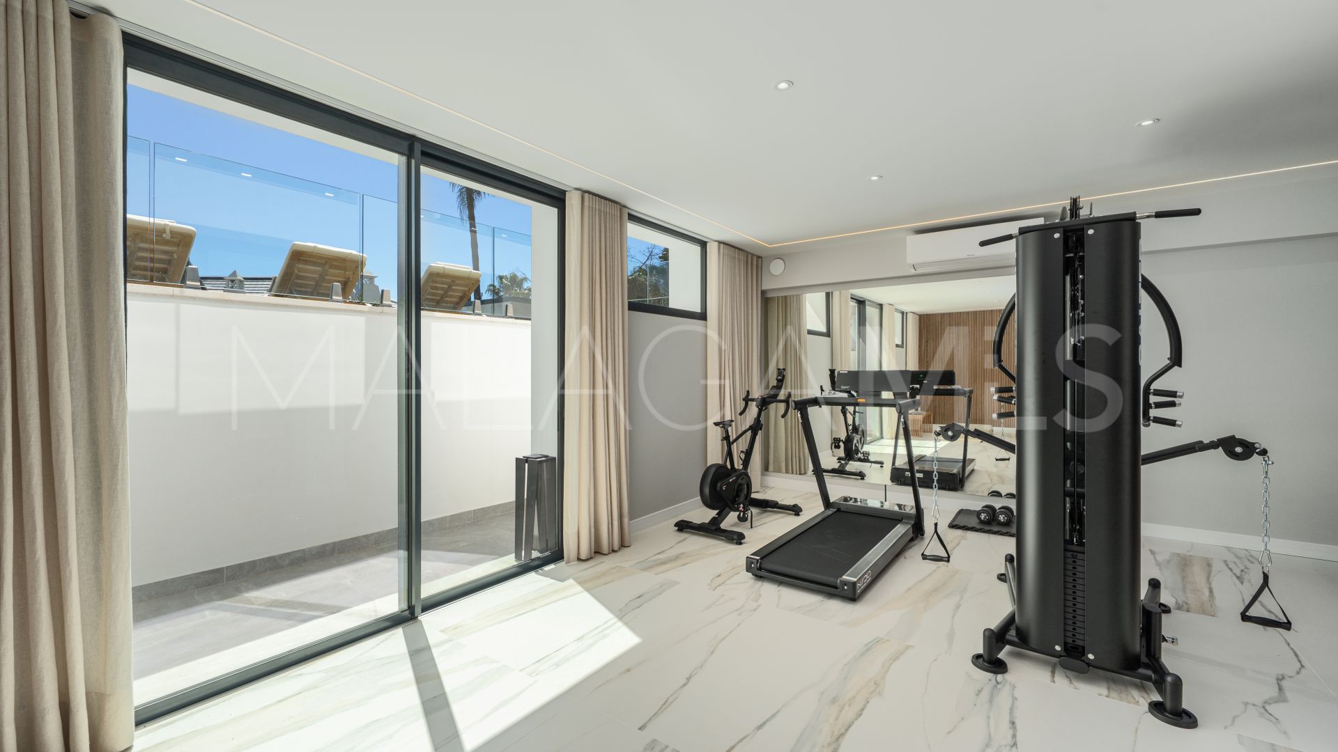 Villa for sale in Altos Reales