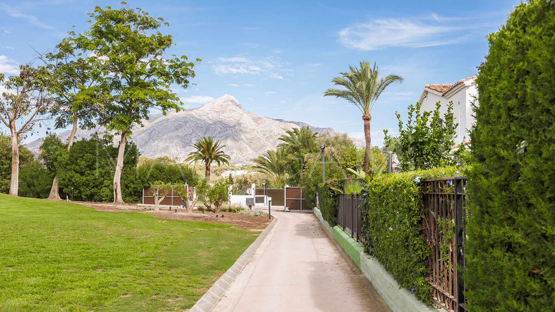 Radhus for sale in Los Naranjos Country Club