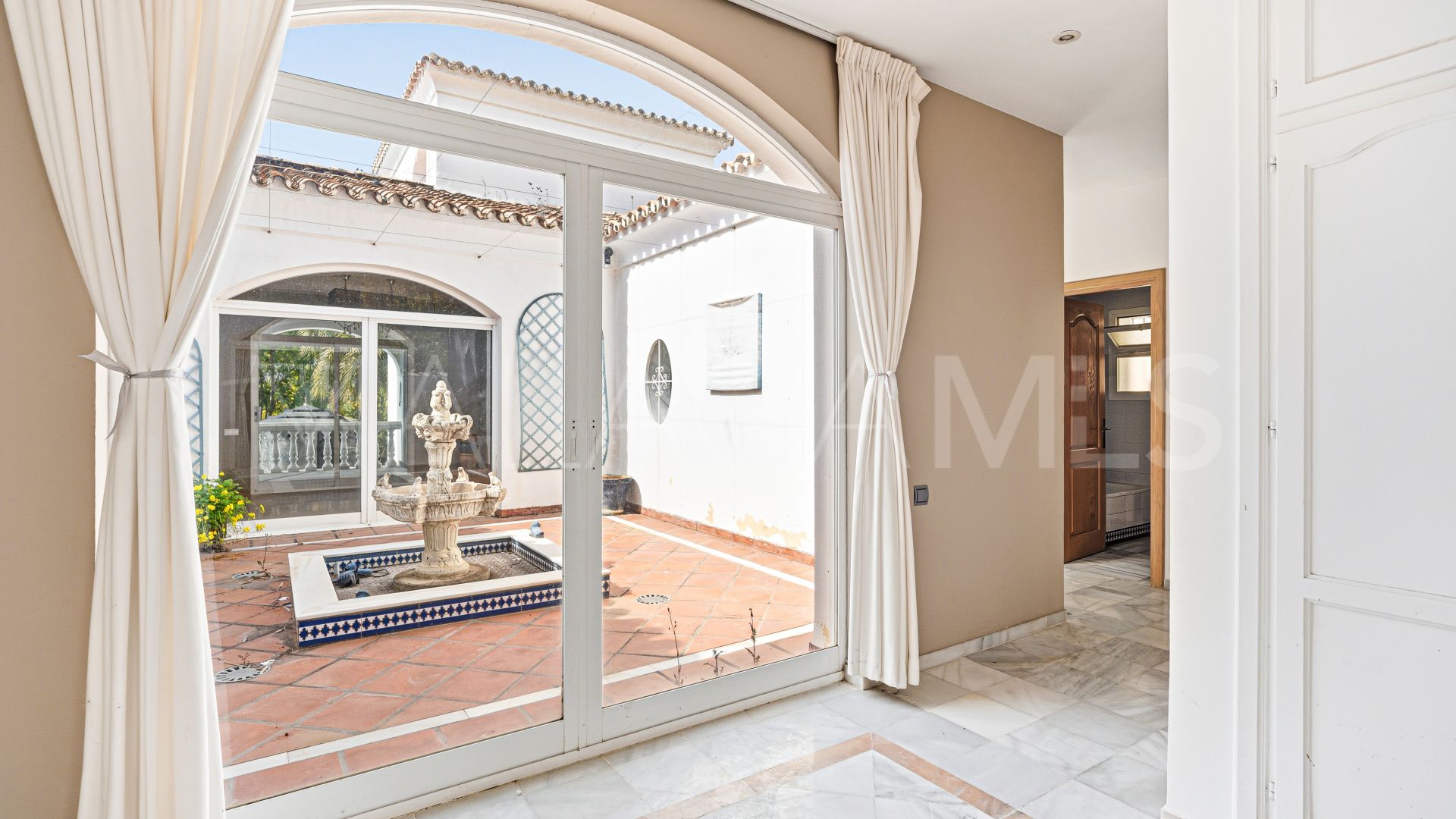 Villa for sale in El Paraiso