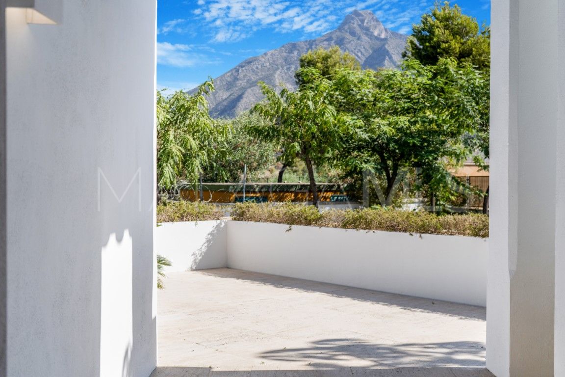 Buy villa in Lomas de Magna Marbella