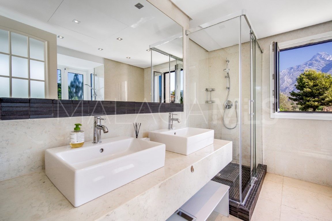 Villa for sale with 5 bedrooms in Lomas de Magna Marbella