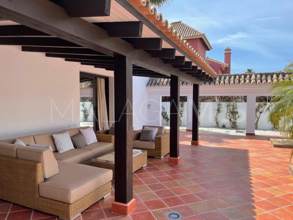 Buy villa with 4 bedrooms in Las Mimosas