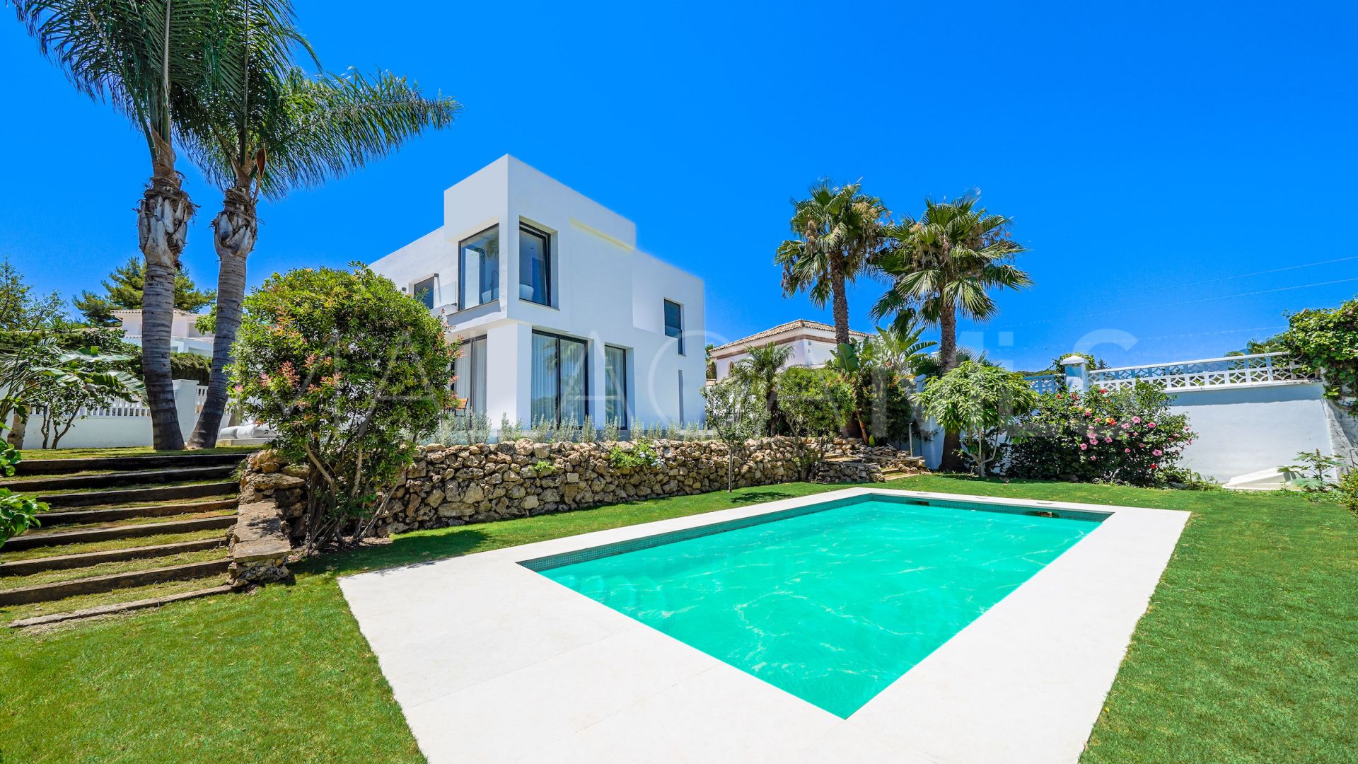 Villa for sale in Nueva Andalucia