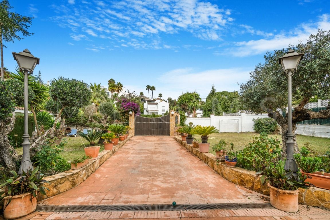 Villa for sale in Parque Elviria