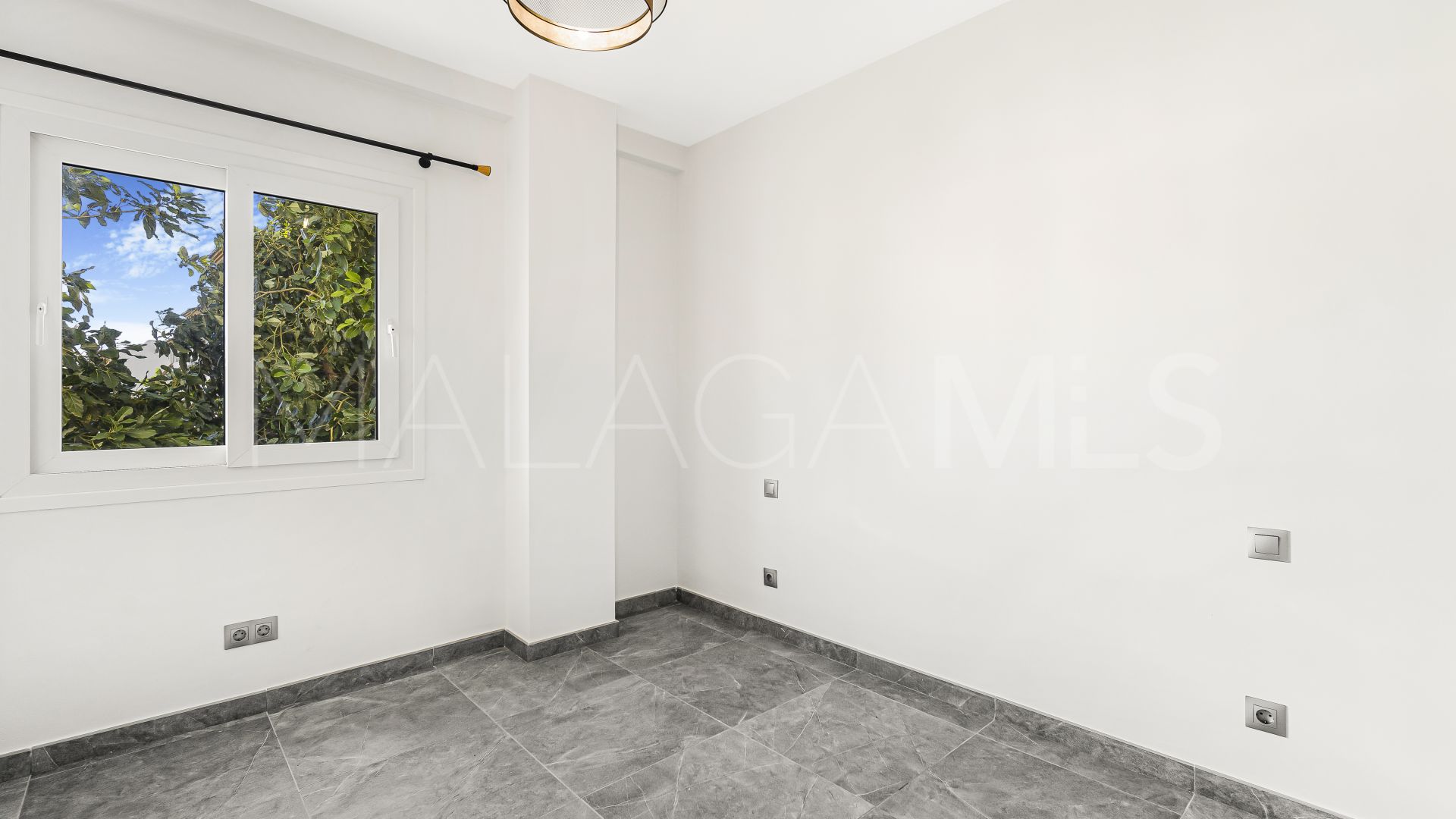 For sale ground floor apartment in Sitio de Calahonda with 3 bedrooms