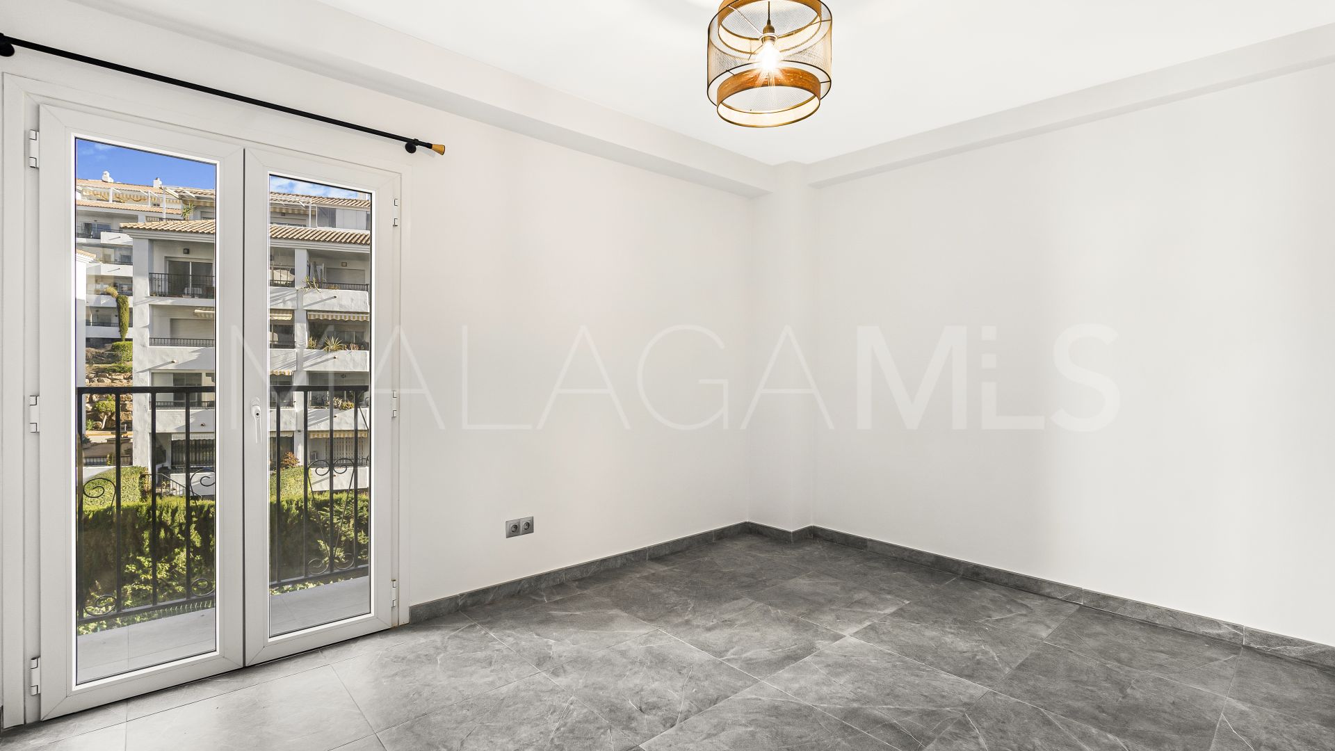For sale ground floor apartment in Sitio de Calahonda with 3 bedrooms