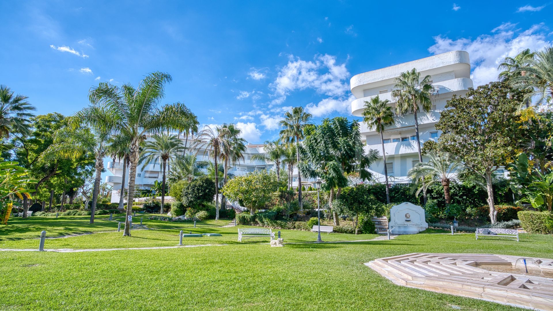 Buy ground floor apartment in Marbella Real with 2 bedrooms