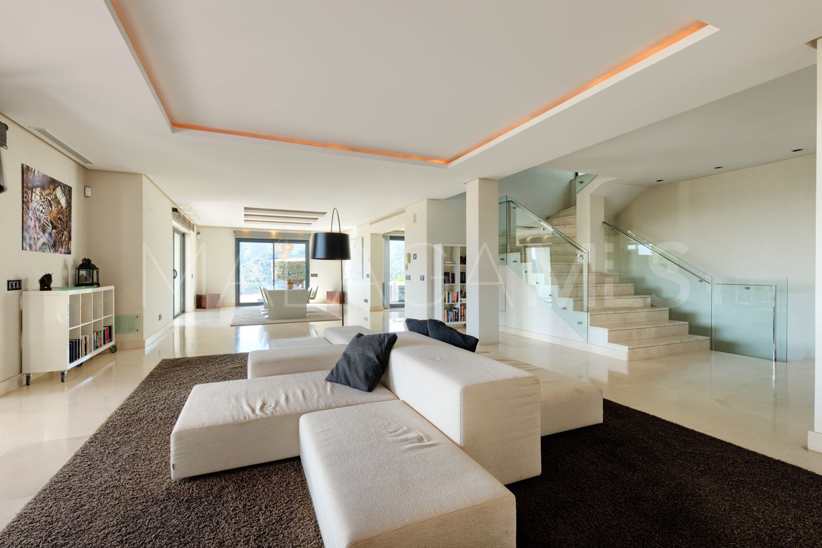 Se vende villa in Istan with 5 bedrooms