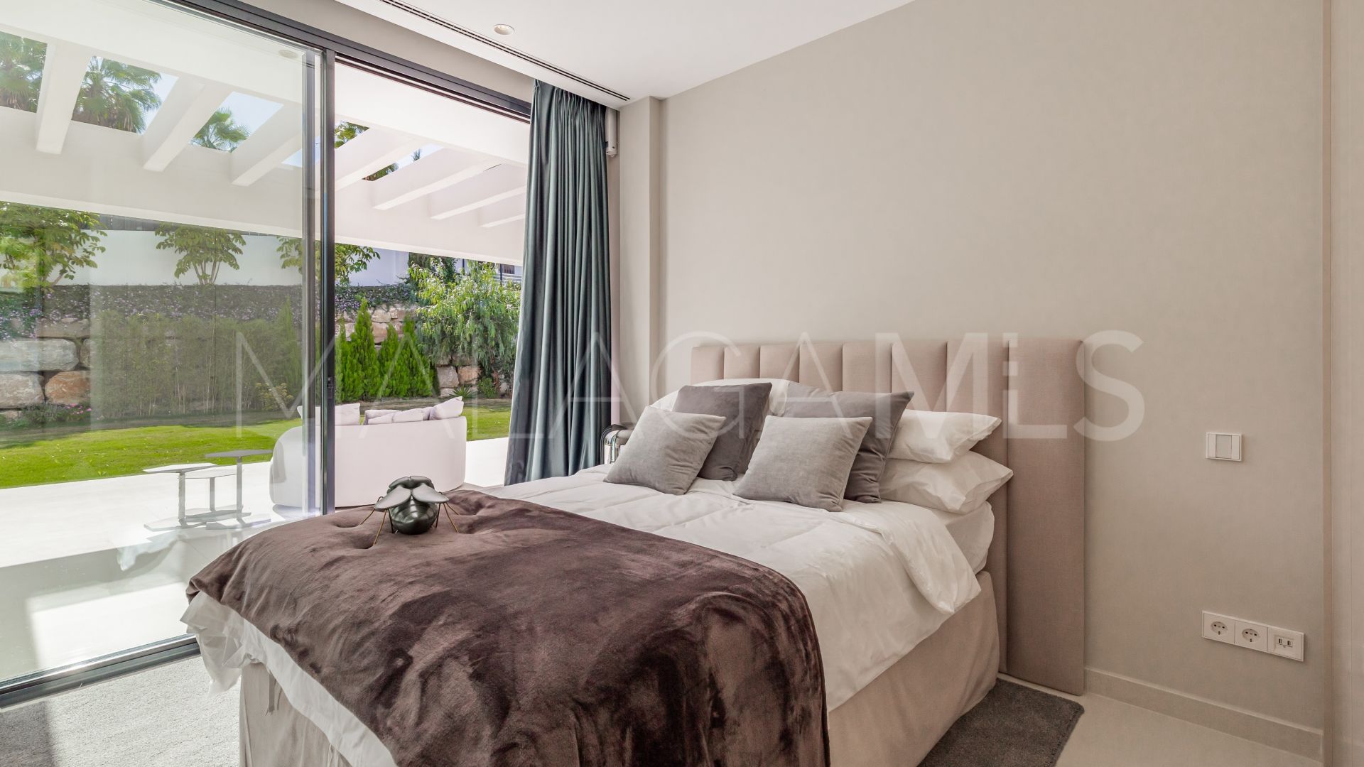 Buy villa de 6 bedrooms in Haza del Conde