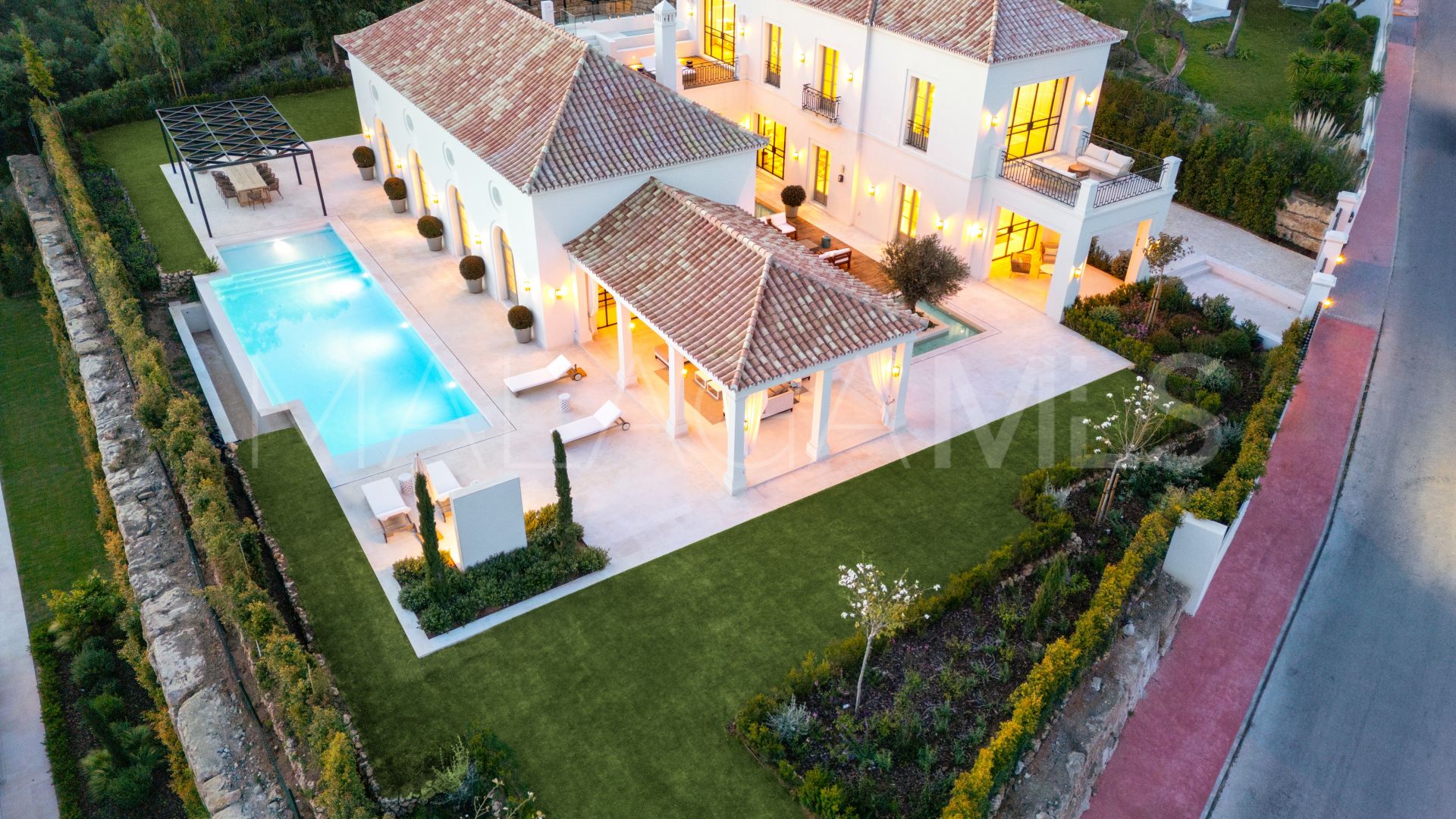 Villa for sale with 6 bedrooms in Nueva Andalucia