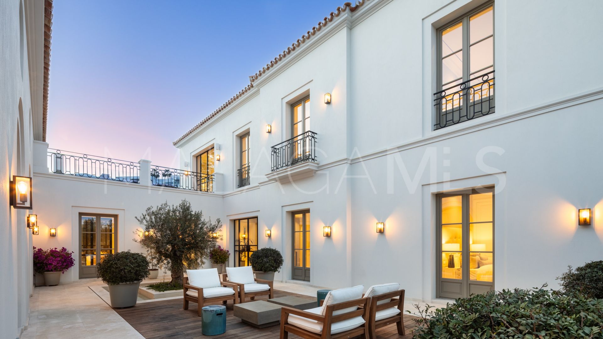 Villa for sale with 6 bedrooms in Nueva Andalucia