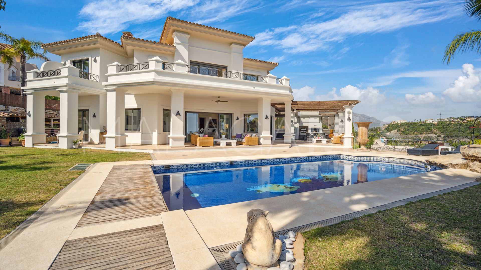 Se vende villa in Los Arqueros with 4 bedrooms